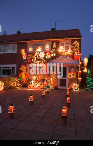 Haus mit Weihnachtsschmuck auf Haus Stockfoto