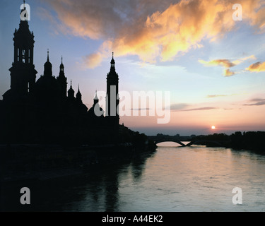 ES - SARAGOSSA: Sonnenuntergang über der Basilika unserer lieben Frau von El Pilar und Rio Ebro Stockfoto