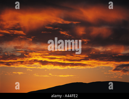 dh HIMMEL WETTER Orange Sonnenuntergang Orhir Hills Orkney dramatische Wolken schwarzer Hintergrund atmosphärisch Stockfoto