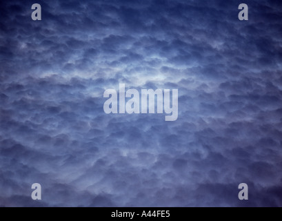 dh Wolken Himmel Wettermuster graue Wolke mit hellen Bereich im mittleren Orkney Stockfoto