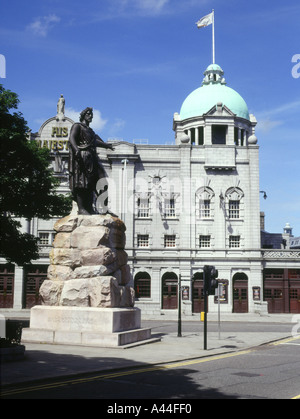 dh seine Majestys Theater WALLACES STATUE ABERDEEN SCHOTTLAND Historic William Wallace Statue Gebäude ikonischen schotten Granit Gebäude Stockfoto