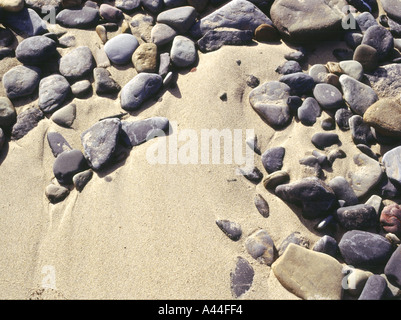 dh SAND HINTERGRUND Stein Kieselsteine Textur goldener Sand Küste Nahaufnahme Texturen Hintergrund niemand Meer Felsen Stockfoto
