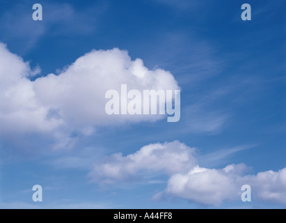 dh Wolken Himmel Wetter Puffy und Whispy weiße Wolke über blauen Himmel heiter Stockfoto