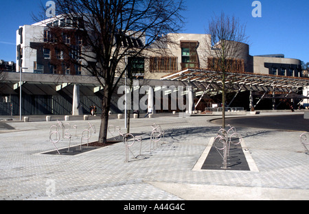 Die Fassade und Eintritt in das schottische Parlament mit speziell Zyklus Racks im Vordergrund Stockfoto