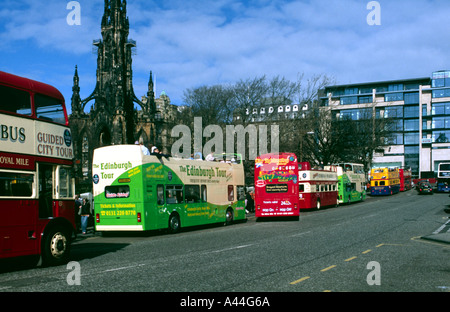 Edinburgh-Tour-Busse aufgereiht auf Waverley Bridge Vorbereitungen für Touristen in der Stadt Stockfoto