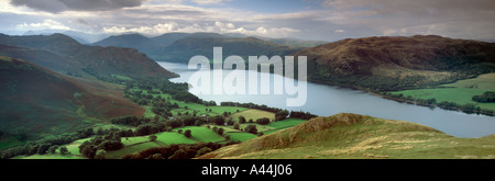Panorama Sommer Blick auf Cumbrian Berge von Hallin fiel Seenplatte über Ullswater, Glenridding und Helvelyn Stockfoto