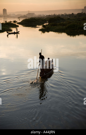 Angeln vom Einbaum Kanu bei Sonnenuntergang auf dem Fluss Niger, Bamako, Mali, Westafrika Stockfoto