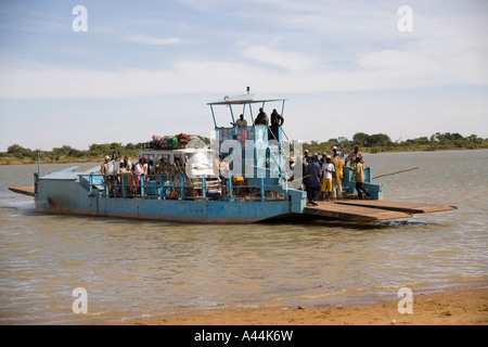 Die Fähre nach den Bani Fluss unterwegs auf den Montag Markt in Djenne, Mali, Westafrika Stockfoto