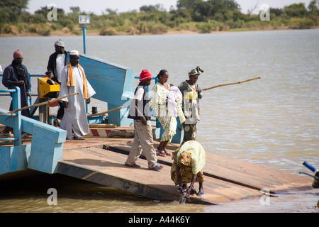 Die Fähre nach den Bani Fluss unterwegs auf den Montag Markt in Djenne, Mali, Westafrika Stockfoto