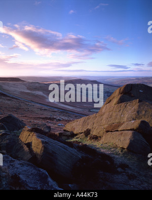 Felsbrocken Mühlstein Korn auf Stanage Edge mit Blick auf Higger Tor im englischen Peak District National Park, Derbyshire Stockfoto