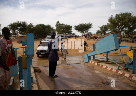 Die Fähre nach den Bani Fluss unterwegs auf den Montag Markt in Djenne, Mali, Westafrika Stockfoto