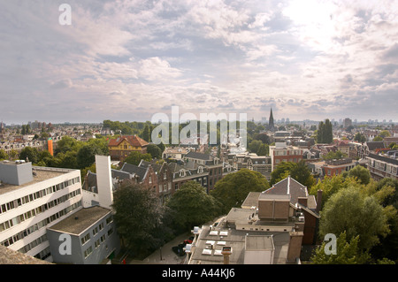 Blick aus der Vogelperspektive auf Amsterdams gemischte Architektur Stockfoto