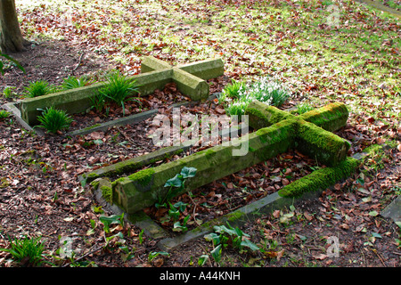 Paar von Grabstätten mit Stein Kreuze auf befindet sich oben auf dem Kirchhof von St. Johannes der Täufer Findon Dorf, West Sussex gelegt. Stockfoto