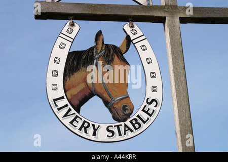 Malte schwingenden Holzschild Werbung Livree Ställe. Stockfoto