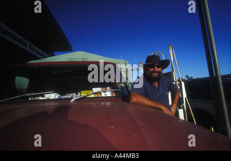 Harter Mann und seine LKW-Tankstelle Benzin SIP-3613 Stockfoto
