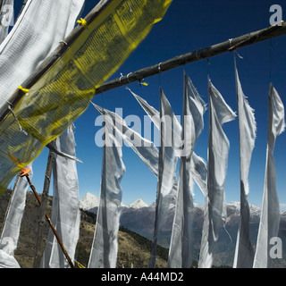 Gebetsfahnen auf einem hohen Hügel mit Mt Jhomolhari im Hintergrund. Das Königreich Bhutan Stockfoto