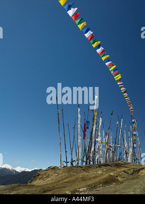 Gebetsfahnen auf einem Hügel in das Königreich Bhutan Stockfoto