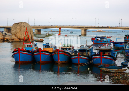 Angelboote/Fischerboote vor Anker in Cai River Nha Trang Vietnam Vietnam Asia South China Sea Stockfoto
