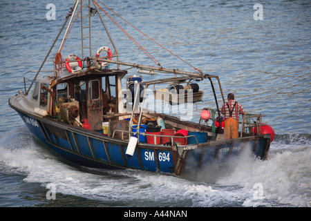 Angelboot/Fischerboot kehrt nach Brighton Marina Stockfoto