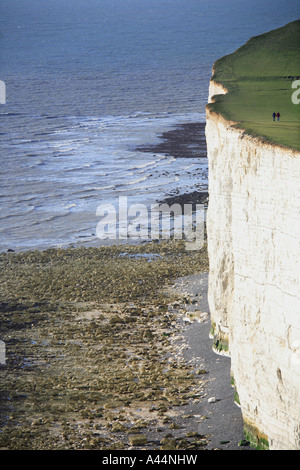 Zwei Wanderer am Rande des dramatischen Kreidefelsen in der Nähe von Belle Tout Leuchtturm an der Eastboure Downlands Englands Stockfoto
