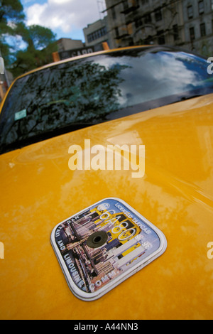 Offizielle Lizenz Medaillon auf Motorhaube des NYC Taxi New York NY Stockfoto