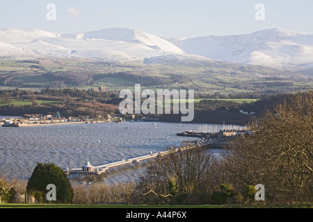 LLANDEGFAN Insel von ANGLESEY NORTH WALES UK Januar schaut auf Kabbelwasser der Menai Strait nach Bangor Pier Stockfoto