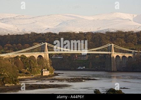 MENAI BRIDGE ISLE OF ANGLESEY Wales UK Januar auf Thomas Telford's Suspension Bridge spanning Menaistraße aus Sicht Stockfoto