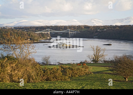 MENAI BRIDGE ISLE OF ANGLESEY Wales UK Januar auf Thomas Telfords Suspension Brücke überspannt den Menaistraße aus Sicht oben Stockfoto