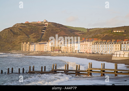 ABERYSTWYTH CEREDIGION MID WALES UK Januar die Esplanade und bunten Hotels an der Küste von dieser Stadt Stockfoto