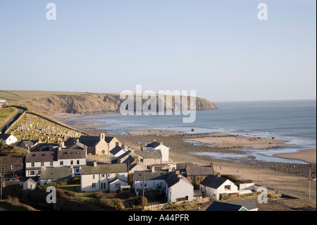 ABERDARON GWYNEDD NORTH WALES UK Januar Blick nach unten auf diesem kleinen, alten Dorf & ungewöhnliche St Hywyn Kirchengebäude Stockfoto