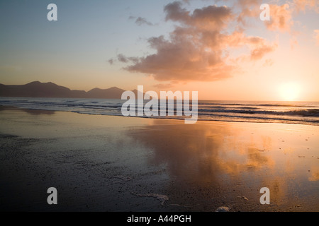 DINAS DINLLE GWYNEDD NORTH WALES UK Januar geht die Sonne über dem langen Sandstrand dieses Dorf am Meer Stockfoto