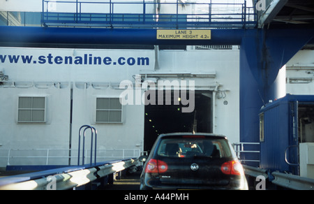 HOLYHEAD ISLE OF ANGLESEY NORTH WALES UK September A Auto Auffahren auf die Fähre Stena Explorer Stockfoto