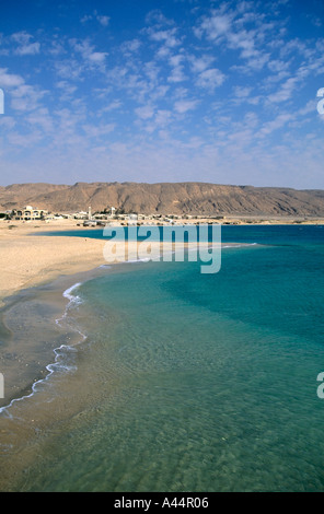 Klaren Wasser des Roten Meeres Läppen an einem leeren Strand Ras Sudr Hotelaufenthaltes in Sinai Ägypten Stockfoto