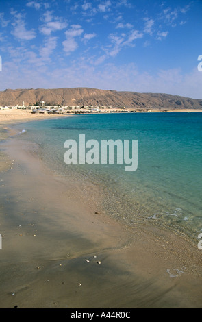 Klaren Wasser des Roten Meeres Läppen an einem leeren Strand Ras Sudr Hotelaufenthaltes in Sinai Ägypten Stockfoto