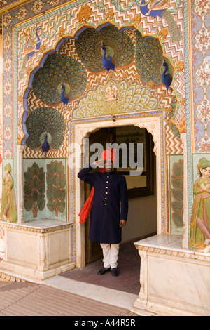 Indien Rajasthan Jaipur City Palace Uniformierte Wächter am Pfau Tor grüßte Stockfoto