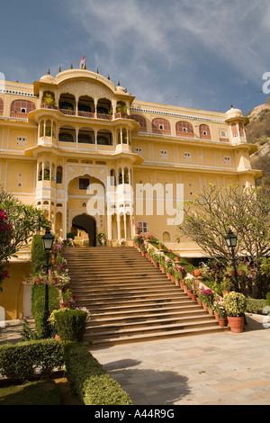 Indien Rajasthan Samode Palast in der Nähe von Jaipur Eingangsstufen aus dem Garten Stockfoto