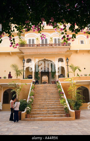 Indien Rajasthan Samode Palast in der Nähe von Jaipur Besucher im Inneren Eingangsstufen Stockfoto