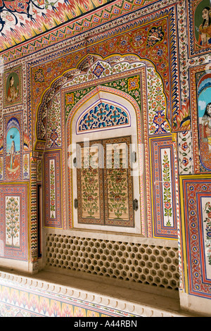 Indien Rajasthan Samode Palast in der Nähe von Jaipur Durbar Hall bemalte kunstvoll Fensterläden Fenster Stockfoto