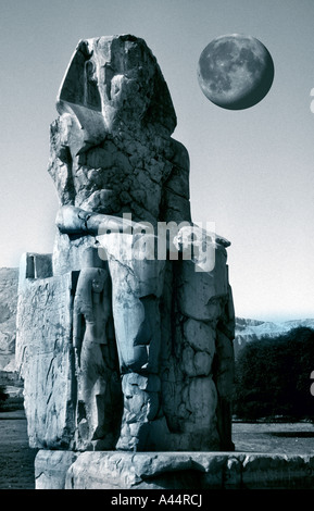 Einer der zwei riesigen Statuen von Amenophis 3rd, die Kolosse von Memnon, auf der Westbank von Luxor In Ägypten zu bilden. Stockfoto