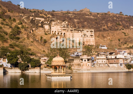 Indien Rajasthan Bundi Old Palace überragt die Stadt und den Nawal Sagar See Stockfoto