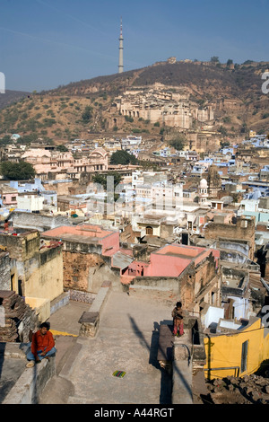 Indien Rajasthan Bundi erhöhten Blick auf die Stadt in Richtung Palast und tv-Sender-Turm Stockfoto
