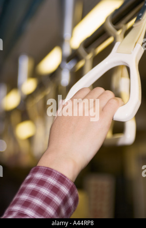 Nahaufnahme der Person Hand Holding durch Reiten auf U-Bahn Taipei Taiwan China Stockfoto