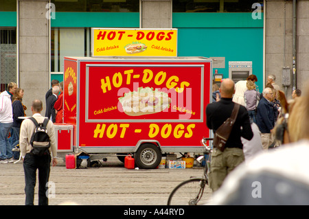 Mobiler Hotdog-Fast-Food-Stand am Dam-Platz, Amsterdam. Niederlande. Stockfoto