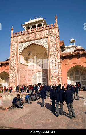 Indien Uttar Pradesh Agra Akbars Mausoleum Masse der indischen Schüler am Grab Stockfoto