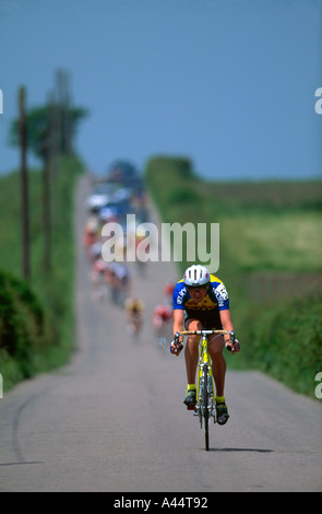 Amateur-Radrennfahrer Straße Rennen auf öffentlichen Straßen UK Stockfoto