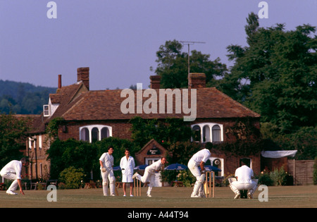 Gemütlichen Dorfplatz Cricket-Match an Abinger Hammer Surrey UK Stockfoto