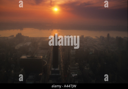 Blick auf Manhattan, von der Spitze des Empire State Building, mit Blick auf den East River. Stockfoto