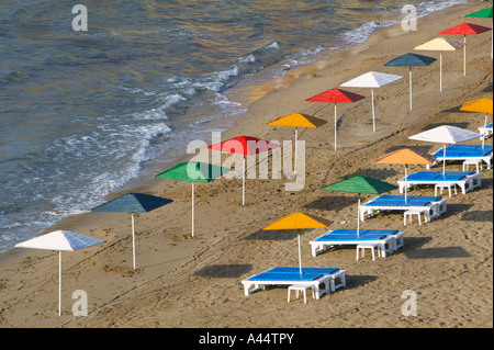 Sonnenschirme und Lounges auf der Merett Strand, Alsancak, Nord-Zypern Stockfoto