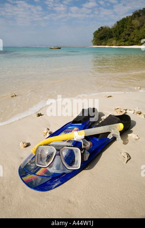 Indien-Andamanen und Nikobaren Havelock Island Radha Nagar Maske, Flossen und Schnorchel am Lagunenstrand Stockfoto