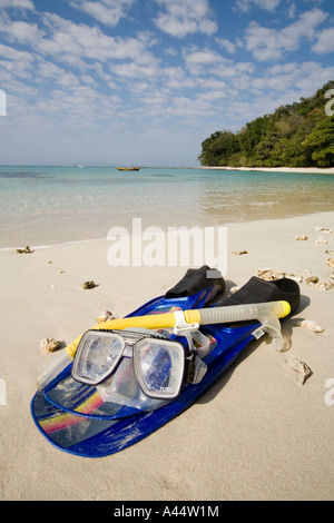 Indien-Andamanen und Nikobaren Havelock Island Radha Nagar Maske, Flossen und Schnorchel am Lagunenstrand Stockfoto